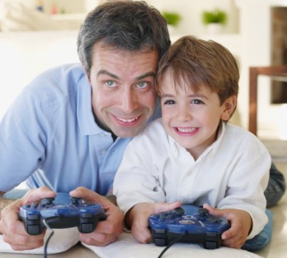 Padre e hijo jugando videojuegos